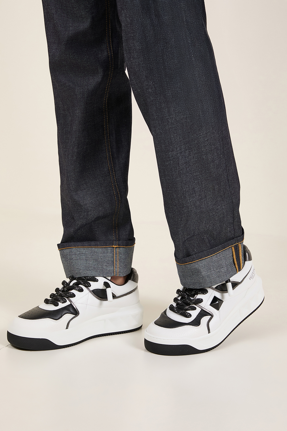 תמונת כל הלוק של נעלי סניקרס